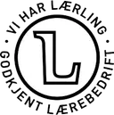 Svart og hvitt sirkulært emblem med en stor L i midten. Teksten rundt lyder VI, HAR, L, ER, og ING på toppen, og CODZIENNIE, JESTEM, LEGENDEN, og LEGENDAMI langs bunnen.