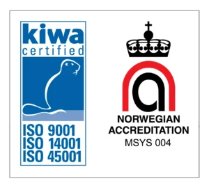 Bildet har to sertifiseringslogoer. Til venstre viser et blått segl "kiwa sertifisert" sammen med ISO-sertifikatstandardene 9001, 14001 og 45001. Til høyre er den norske akkrediteringslogoen med en krone, merket "MSYS 004" og bokstaven "a".