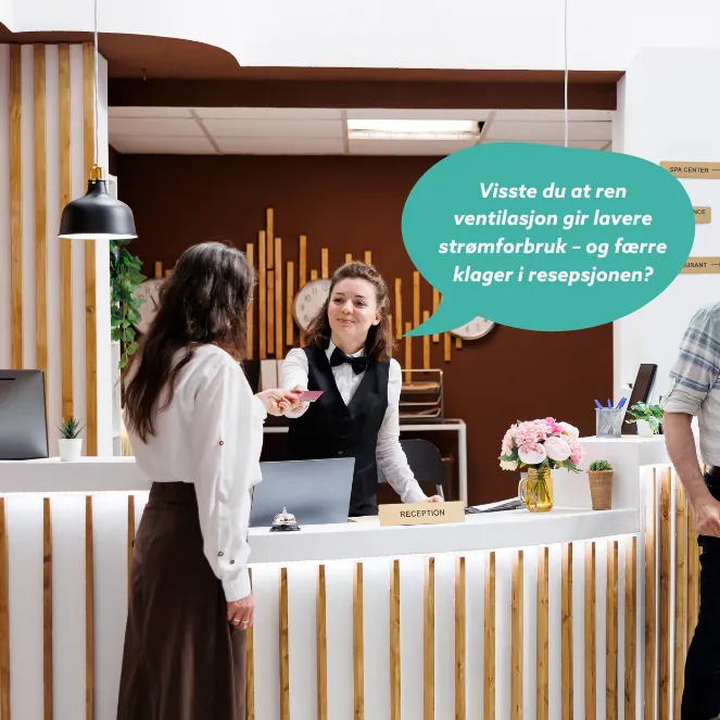 En resepsjonist overrekker et nøkkelkort til en gjest i resepsjonen på et moderne hotell. En snakkeboble på norsk lyder: "Visste du at ren ventilasjon gir lavere strømforbruk - og færre klager i resepsjonen?".