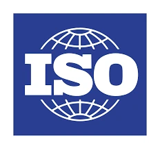 ISO-logo: Hvite bokstaver ISO over en stilisert globus på en blå firkantet bakgrunn, som representerer Den internasjonale standardiseringsorganisasjonen og ISO-sertifisering Serwent.